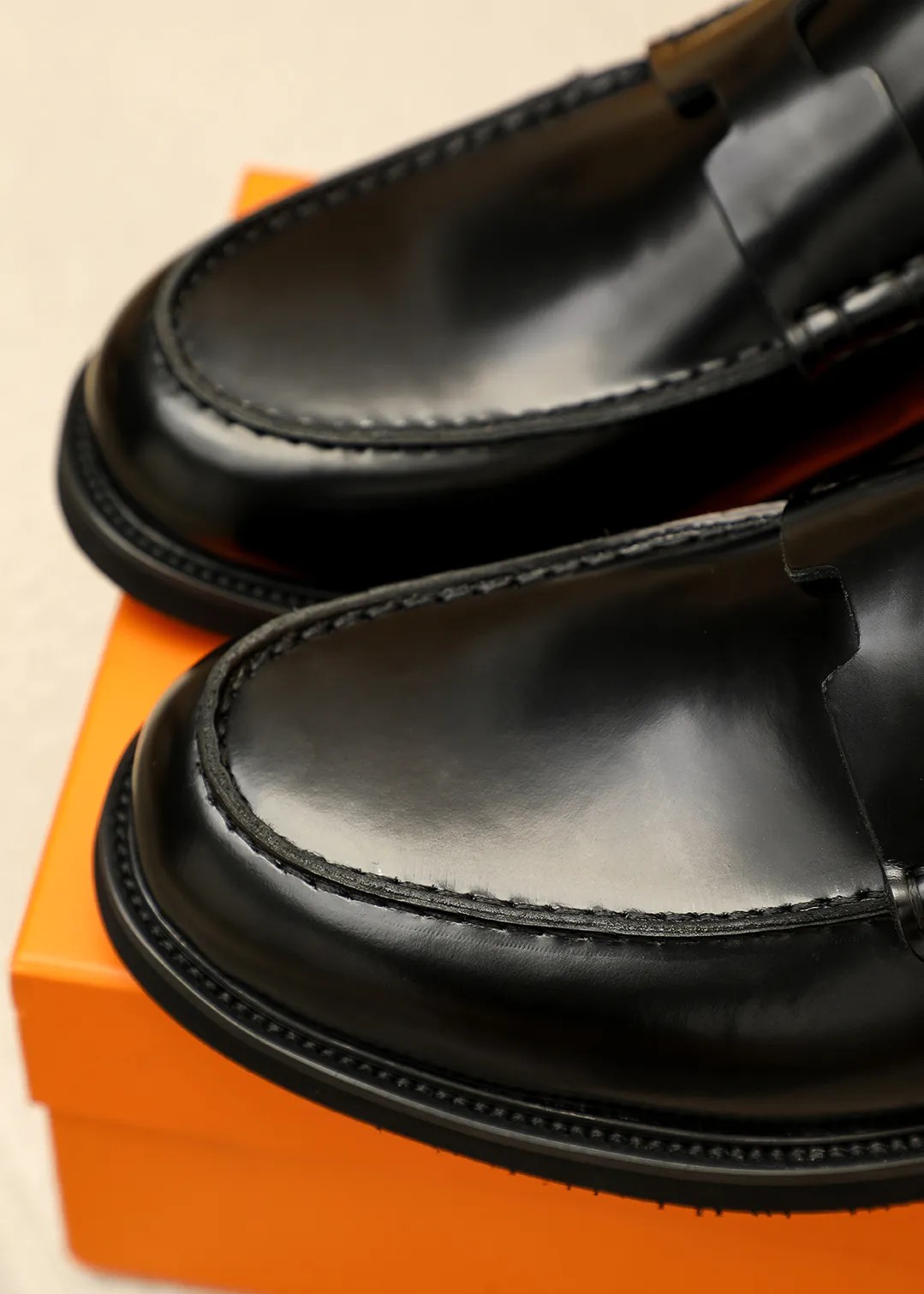 Men's shoes 💰460 💐 Product trademark: HERMES "Hermès" casual leather shoes Regular size: 38-44 (45.46🉑️customized) Product materials: Selected imported first-layer open-edge beaded cowhide leather upper + luxury hardware buckle, imported water-dyed 🐂 cowhide lining. Strong three-dimensional visual effect, foam outsole Color: 4⃣️colors available